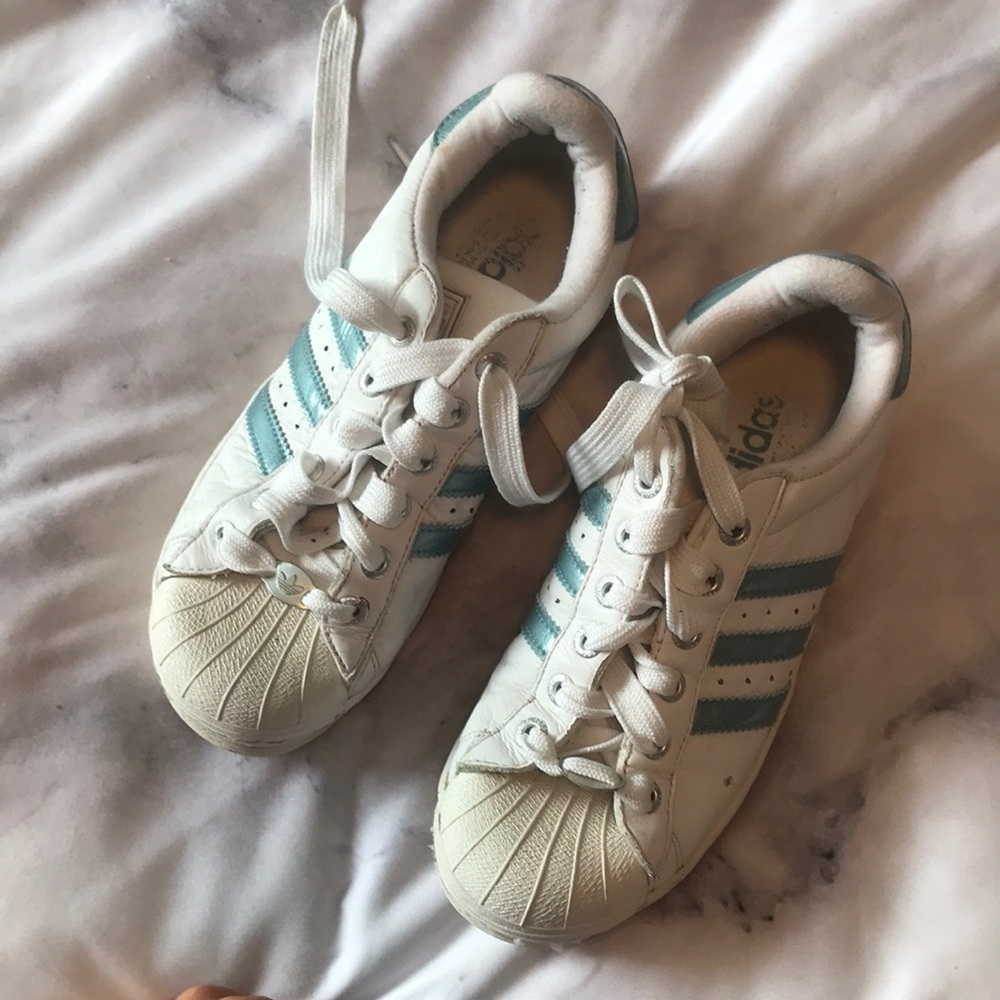 Retro baby blue adidas (90’s)